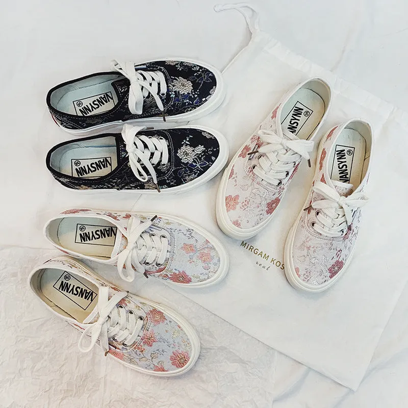 Charming Casual Design Flower Embroidered Female Canvas Shoes