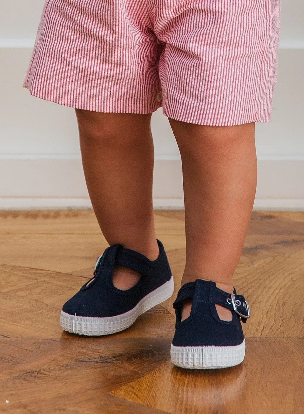 Hampton Canvas Nantucket Shoes in Navy