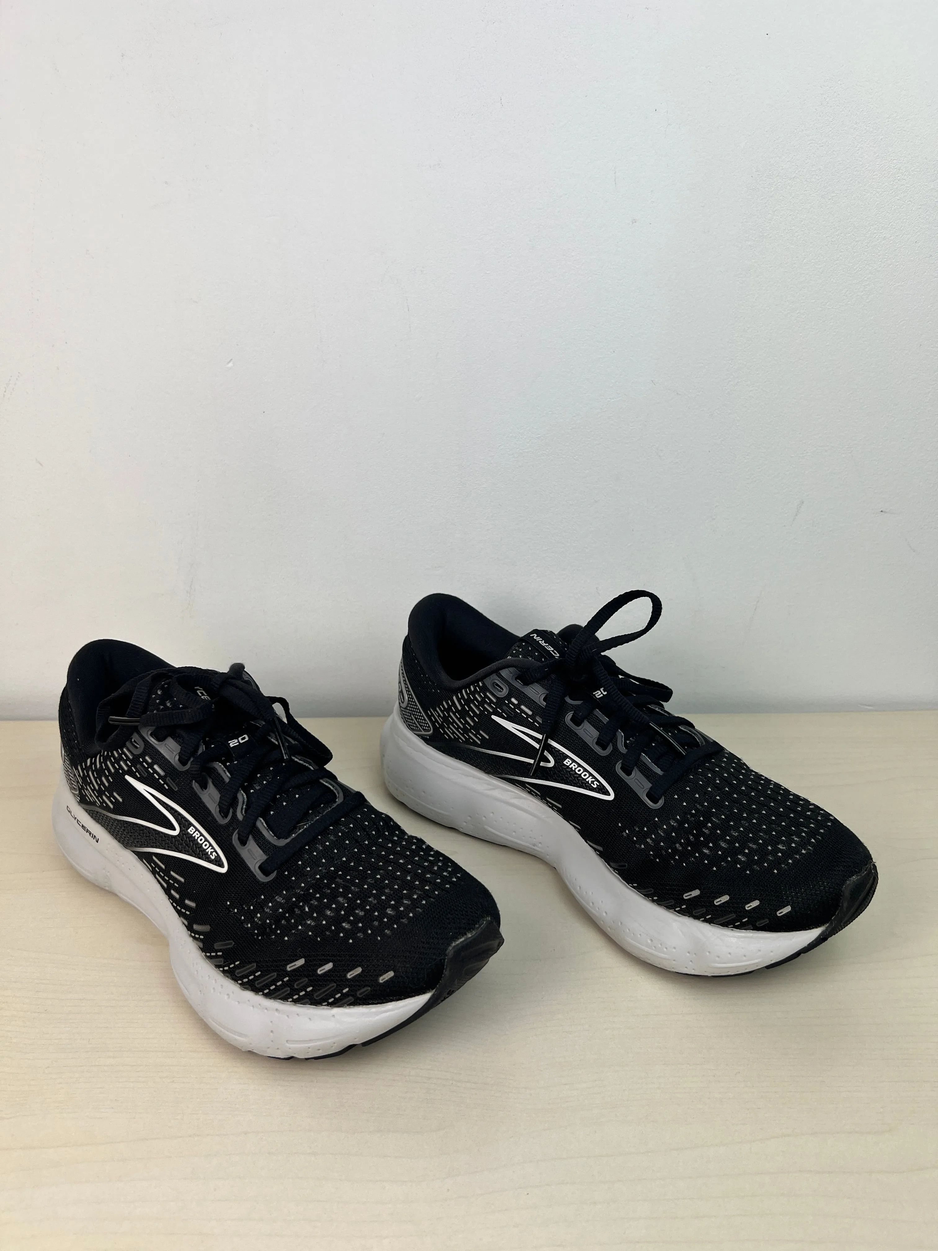 Shoes Athletic By Brooks In Black, Size: 8