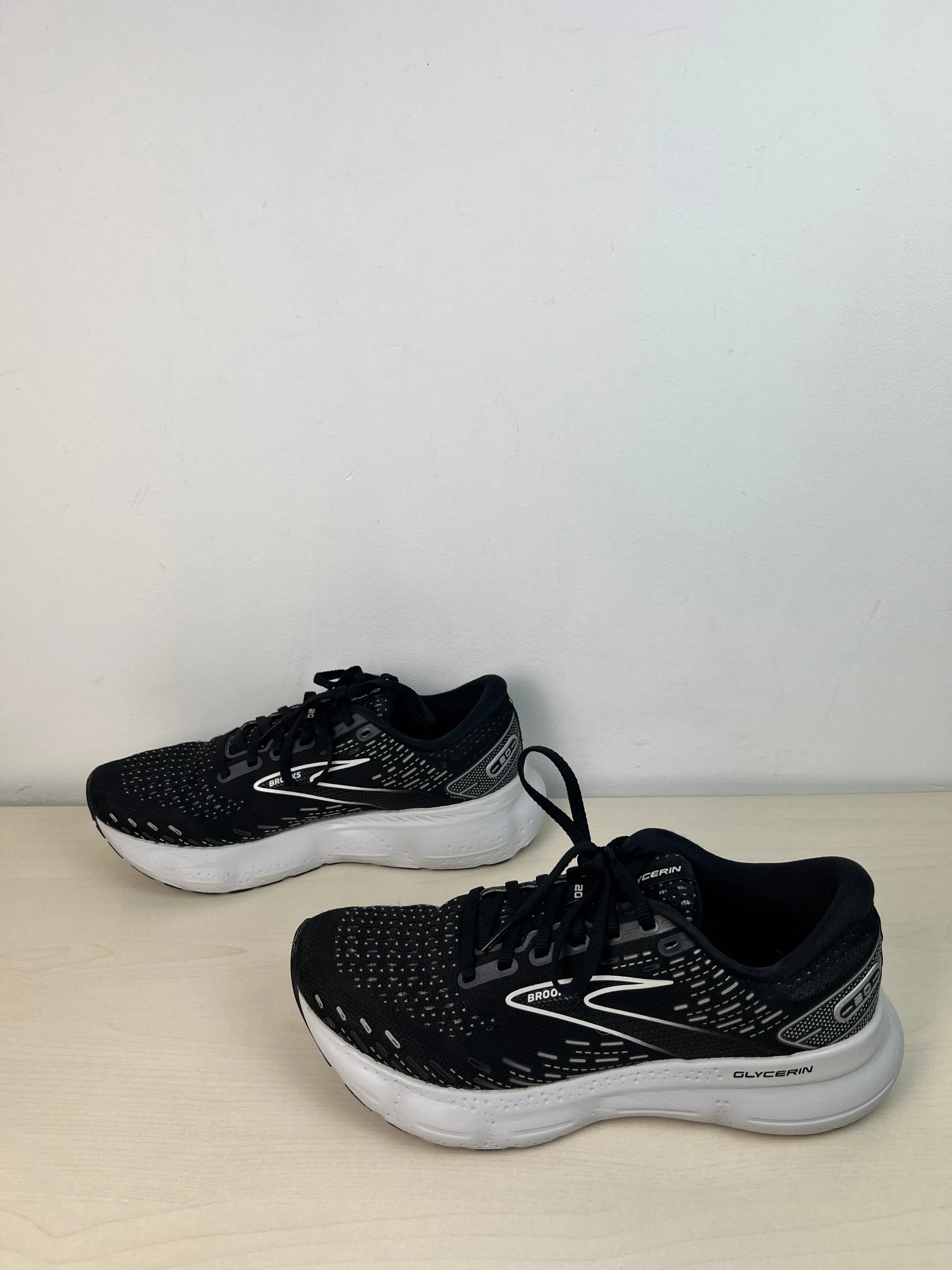 Shoes Athletic By Brooks In Black, Size: 8