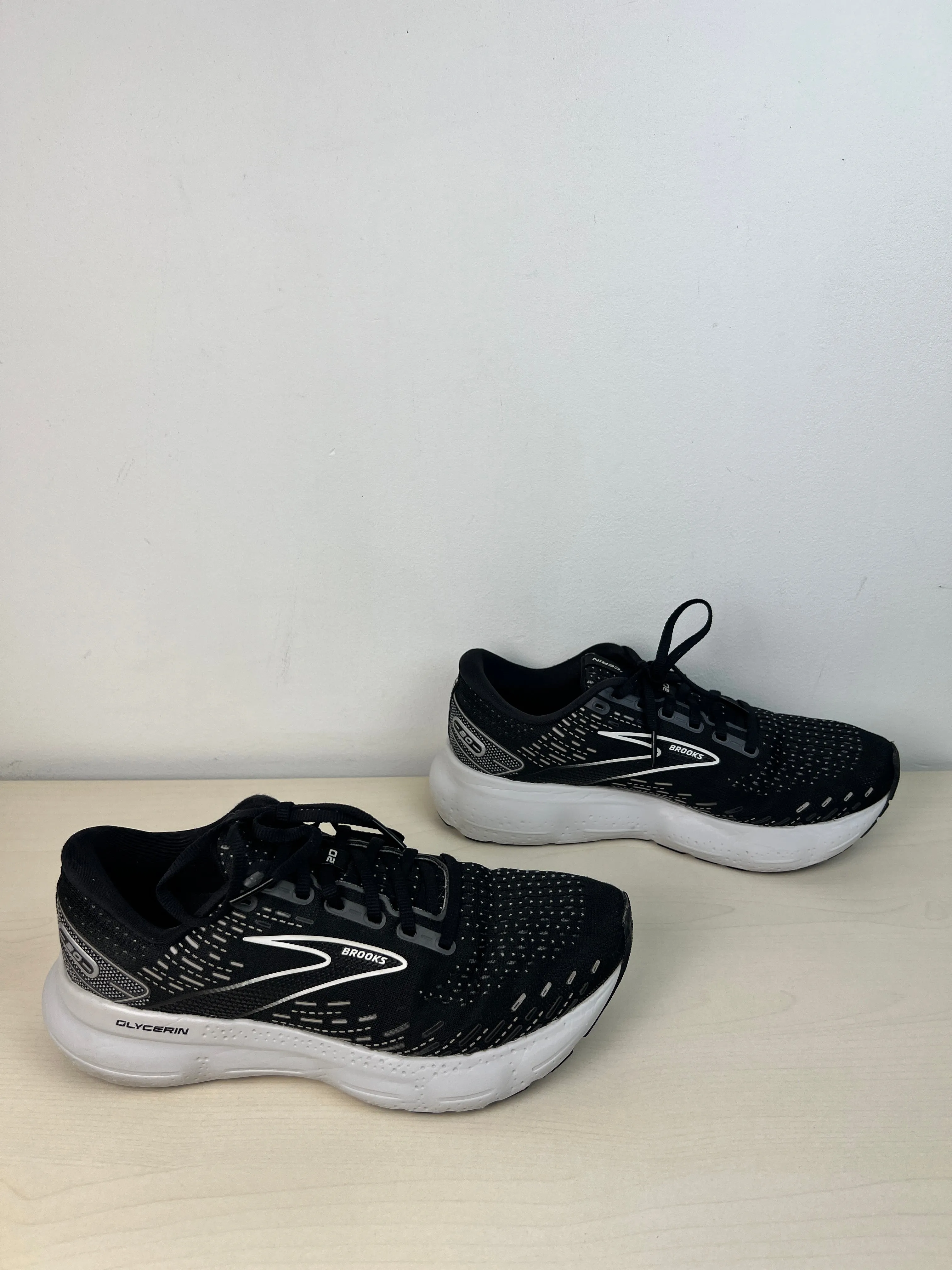 Shoes Athletic By Brooks In Black, Size: 8